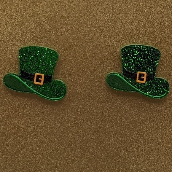 Leprechaun St. Patrick's Day green glitter acrylic stud earrings - Picture 3 of 8